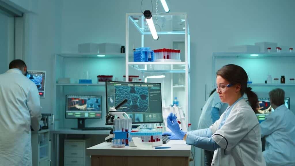 The Differences Between a Medical Lab Technologist and a Medical Lab  Technician - Rapid Laboratory